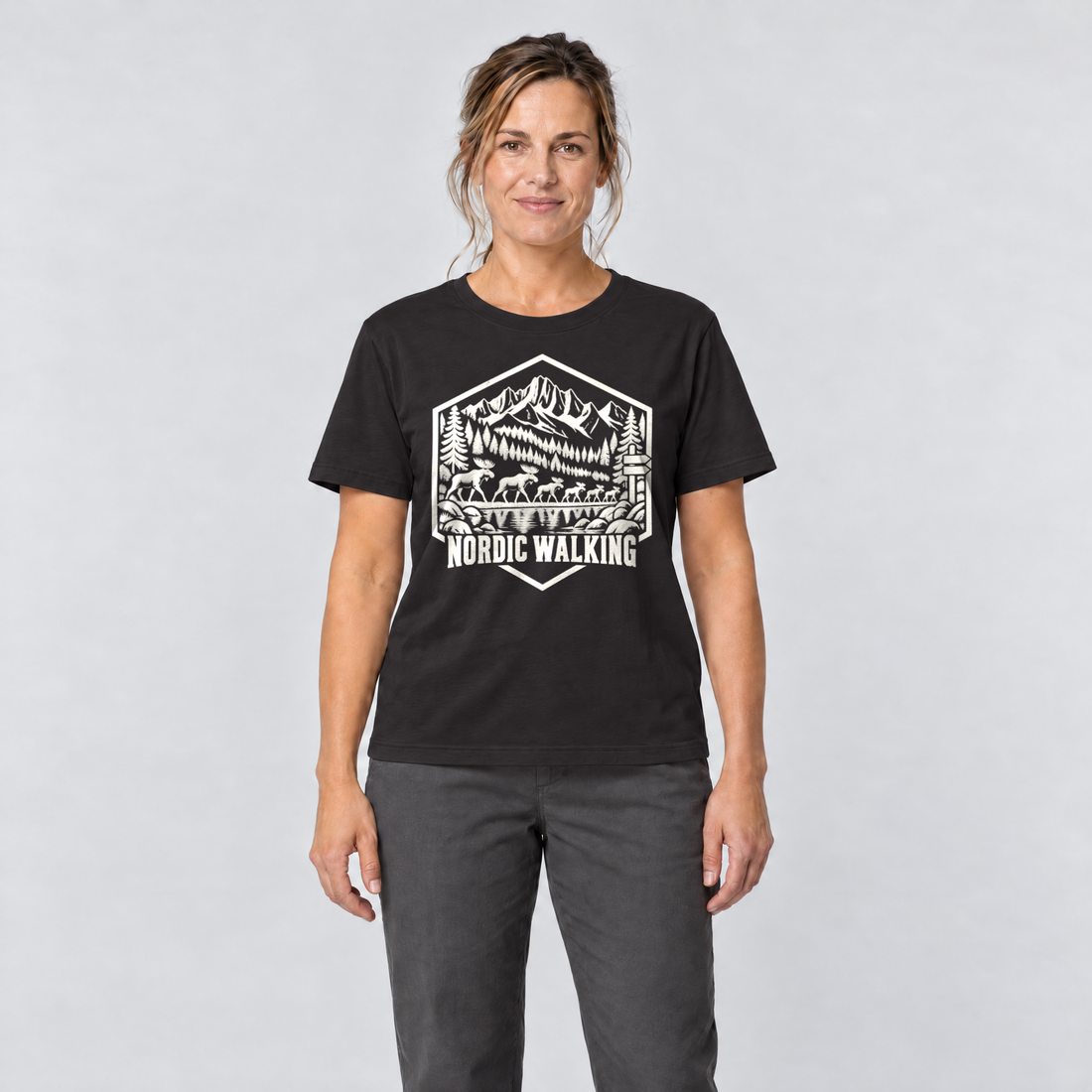 Frau trägt Nordic Walking – T-Shirt Unisex in Schwarz, Ansicht von vorn
