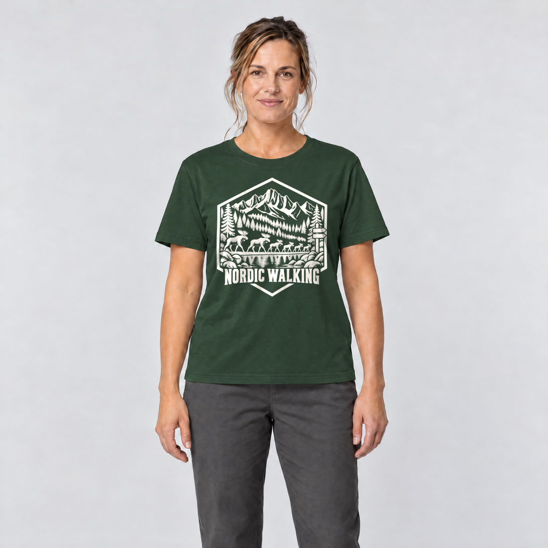 Frau trägt Nordic Walking – T-Shirt Unisex in Flaschengrün, Ansicht von vorn