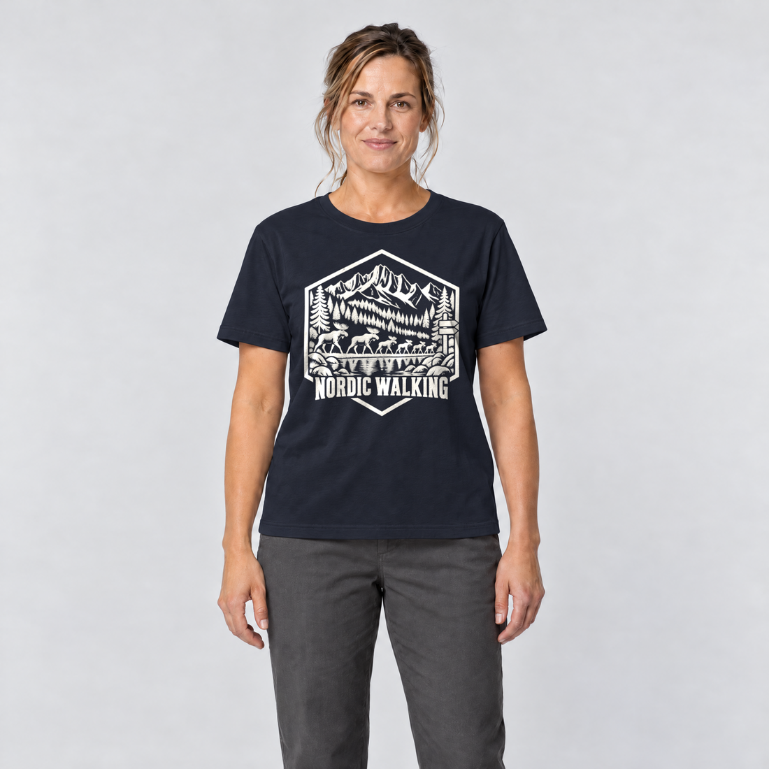 Frau trägt Nordic Walking – T-Shirt Unisex in Navy, Ansicht von vorn