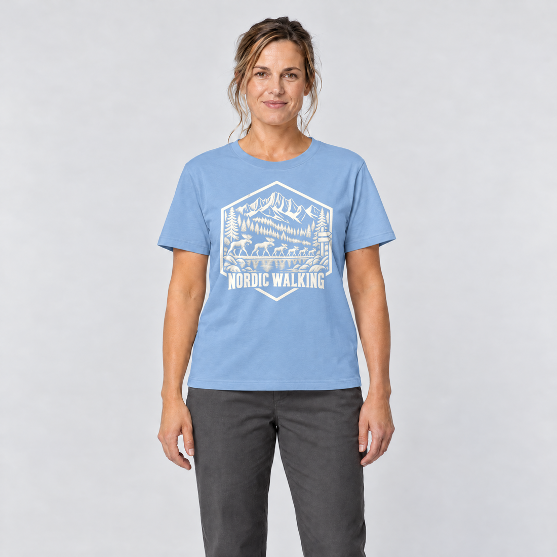 Frau trägt Nordic Walking – T-Shirt Unisex in Himmelblau, Ansicht von vorn