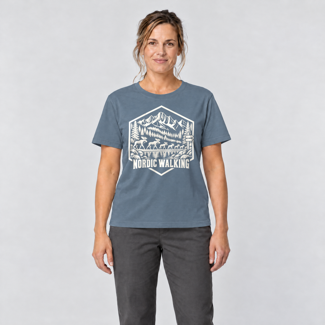 Frau trägt Nordic Walking – T-Shirt Unisex in Steinblau, Ansicht von vorn