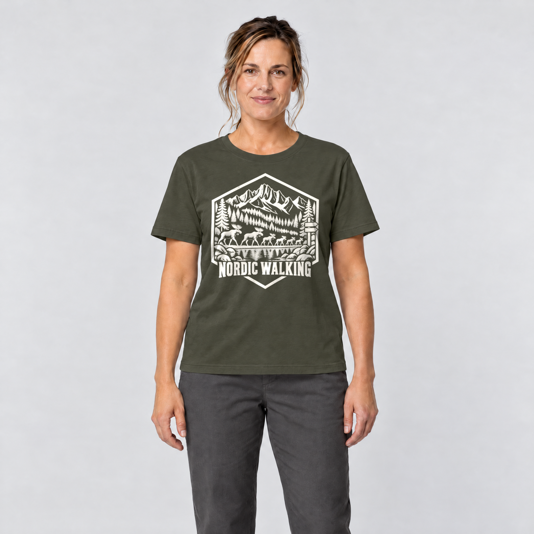 Frau trägt Nordic Walking – T-Shirt Unisex in Oliv, Ansicht von vorn