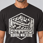 Nahaufnahme des Drucks: Nordic Walking – T-Shirt Unisex in Schwarz, von einem Mann getragen