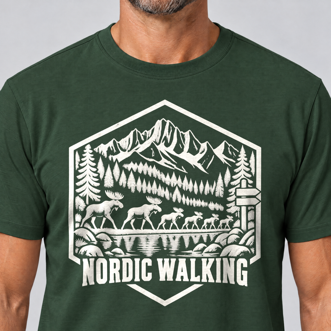Nahaufnahme des Drucks: Nordic Walking – T-Shirt Unisex in Flaschengrün, von einem Mann getragen