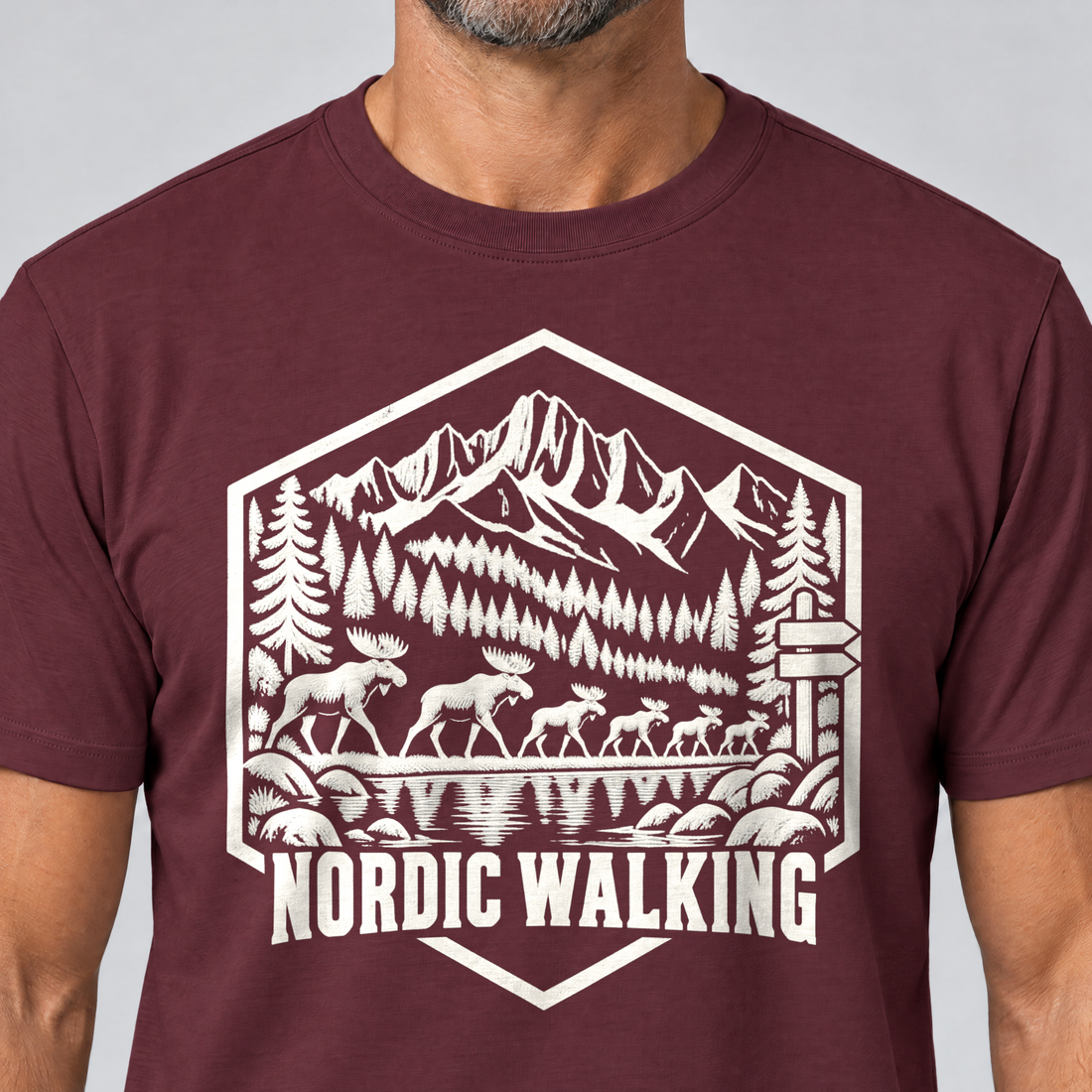 Nahaufnahme des Drucks: Nordic Walking – T-Shirt Unisex in Bordeaux, von einem Mann getragen