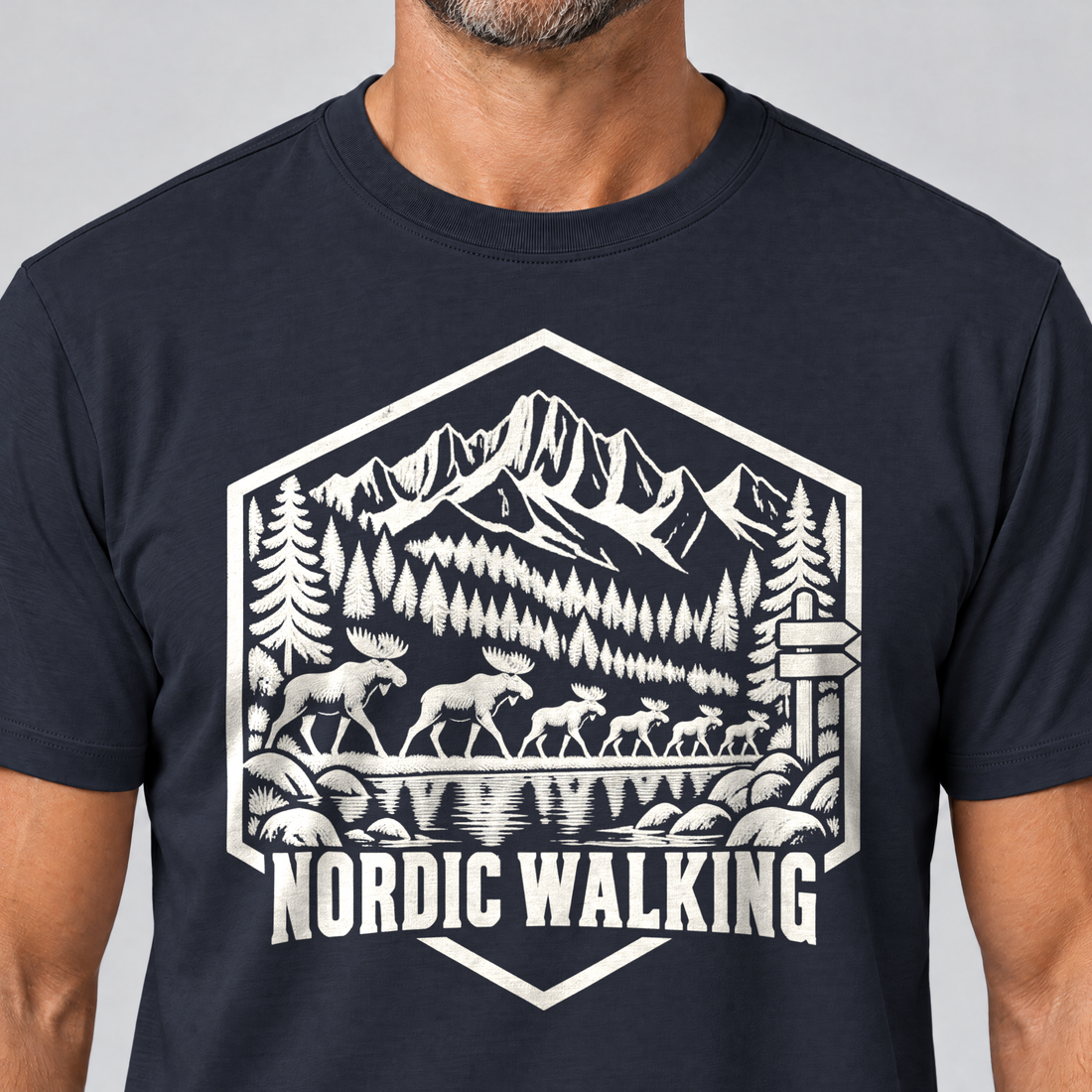 Nahaufnahme des Drucks: Nordic Walking – T-Shirt Unisex in Navy, von einem Mann getragen
