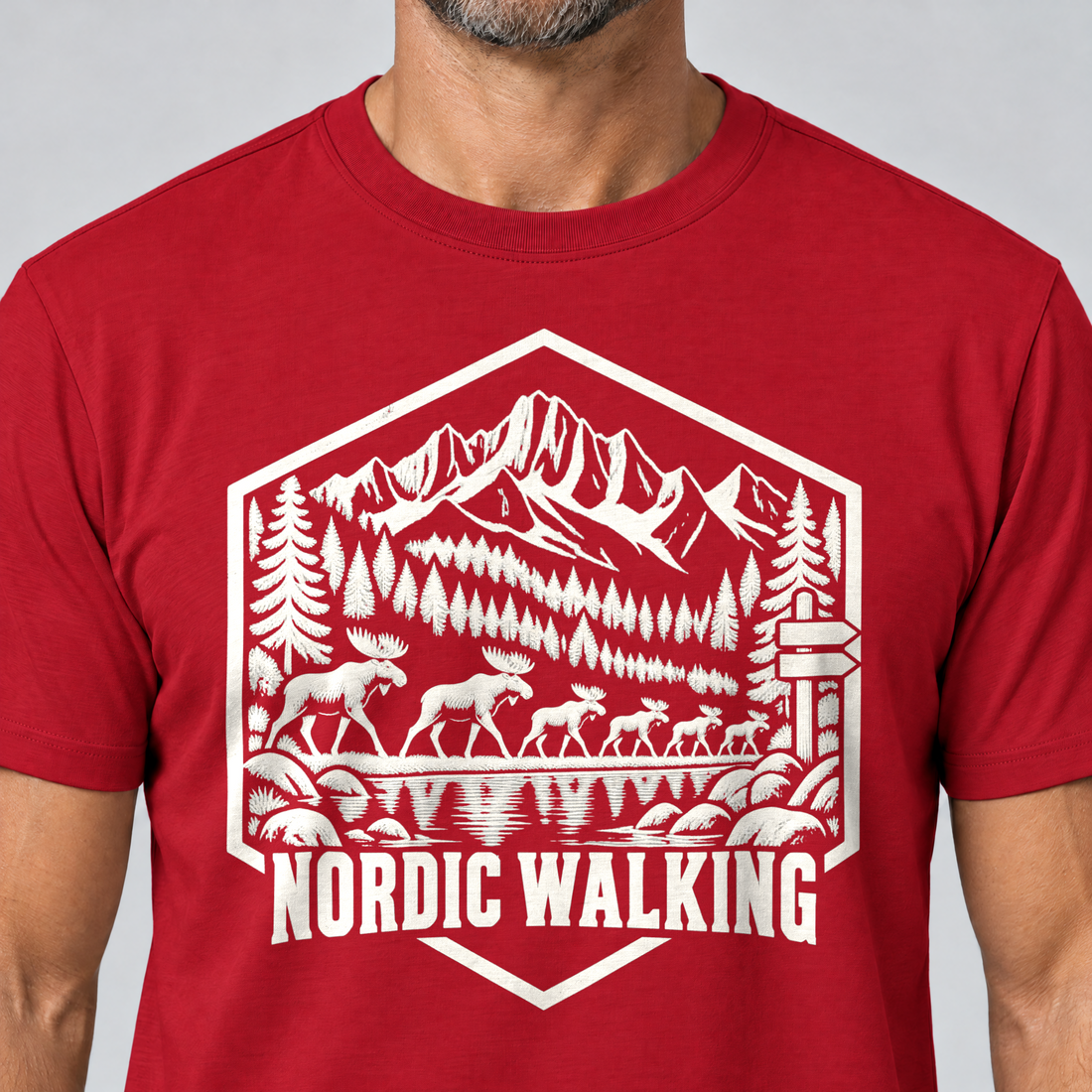Nahaufnahme des Drucks: Nordic Walking – T-Shirt Unisex in Rot, von einem Mann getragen