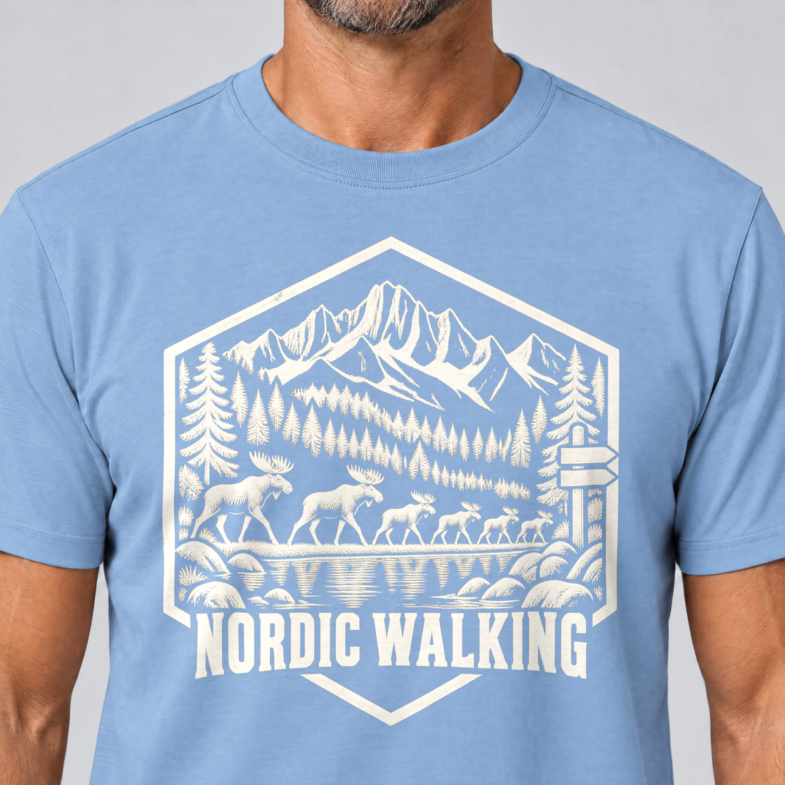 Nahaufnahme des Drucks: Nordic Walking – T-Shirt Unisex in Himmelblau, von einem Mann getragen