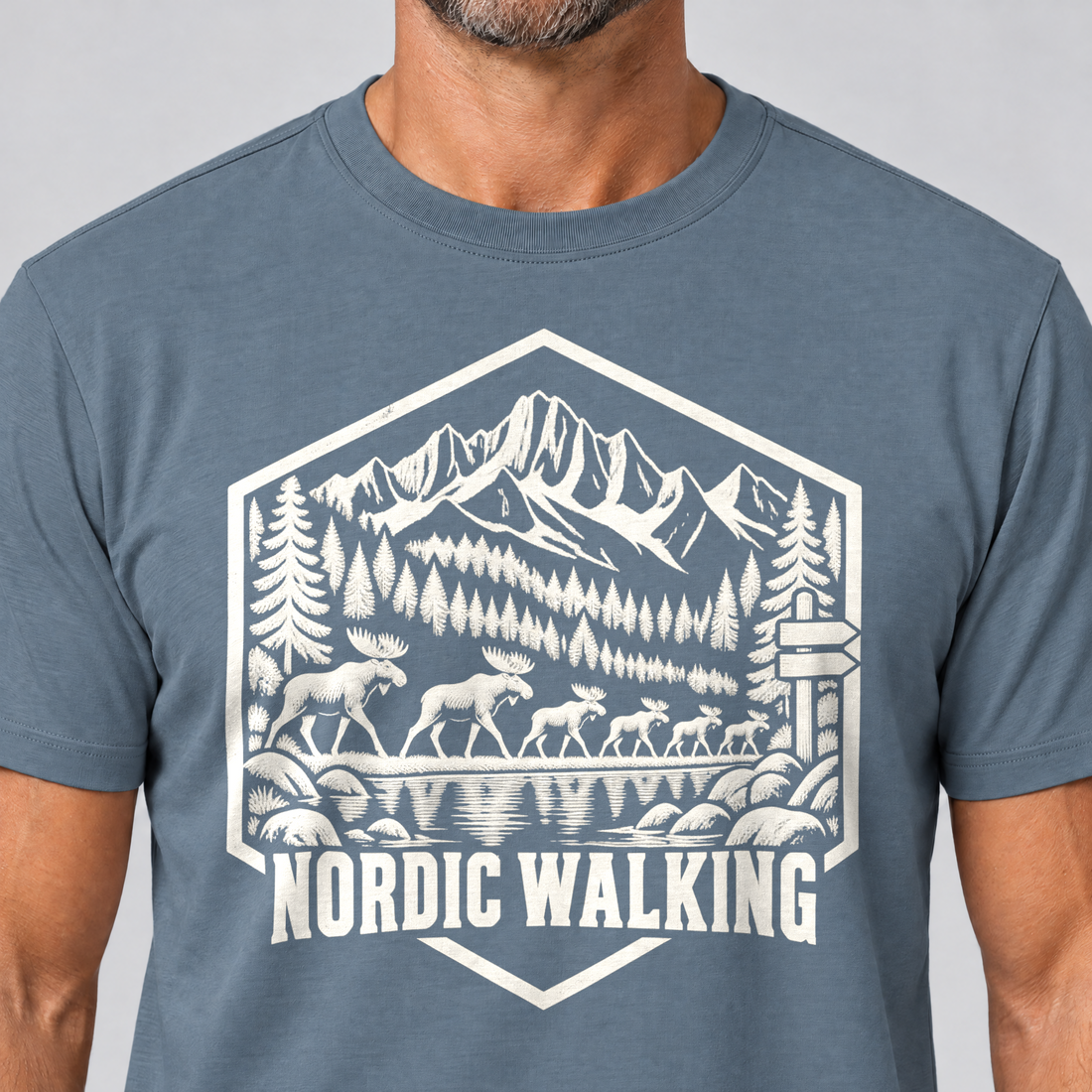 Nahaufnahme des Drucks: Nordic Walking – T-Shirt Unisex in Steinblau, von einem Mann getragen