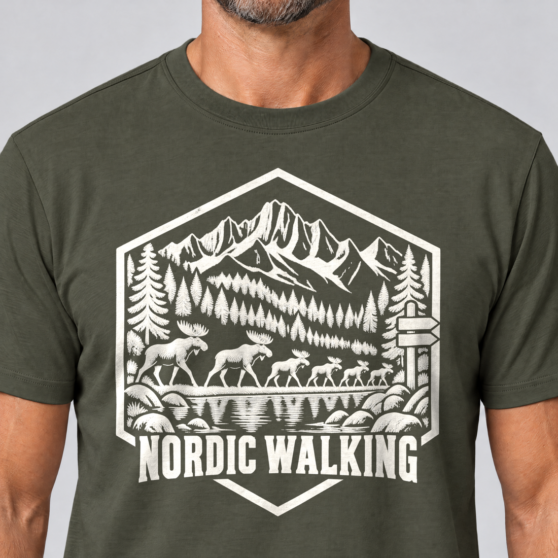 Nahaufnahme des Drucks: Nordic Walking – T-Shirt Unisex in Oliv, von einem Mann getragen