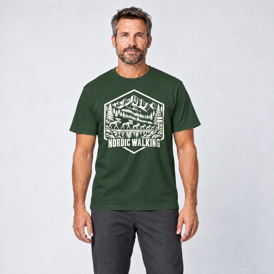 Mann trägt Nordic Walking – T-Shirt Unisex in Flaschengrün, Ansicht von vorn