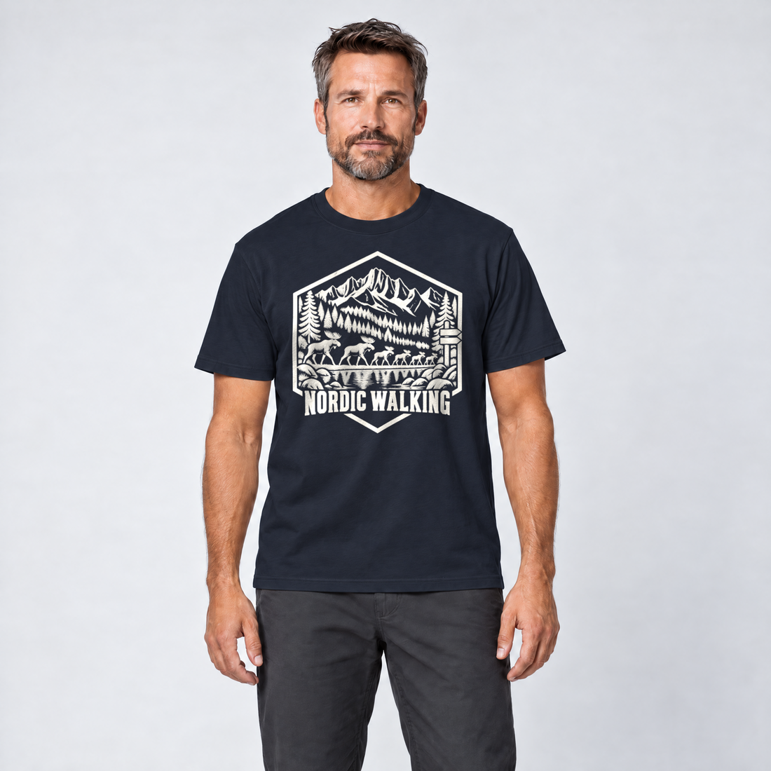 Mann trägt Nordic Walking – T-Shirt Unisex in Navy, Ansicht von vorn