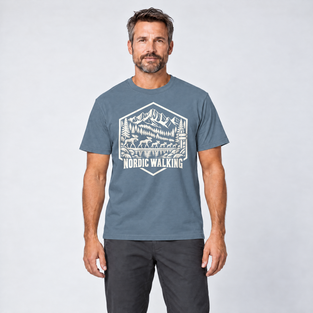 Mann trägt Nordic Walking – T-Shirt Unisex in Steinblau, Ansicht von vorn