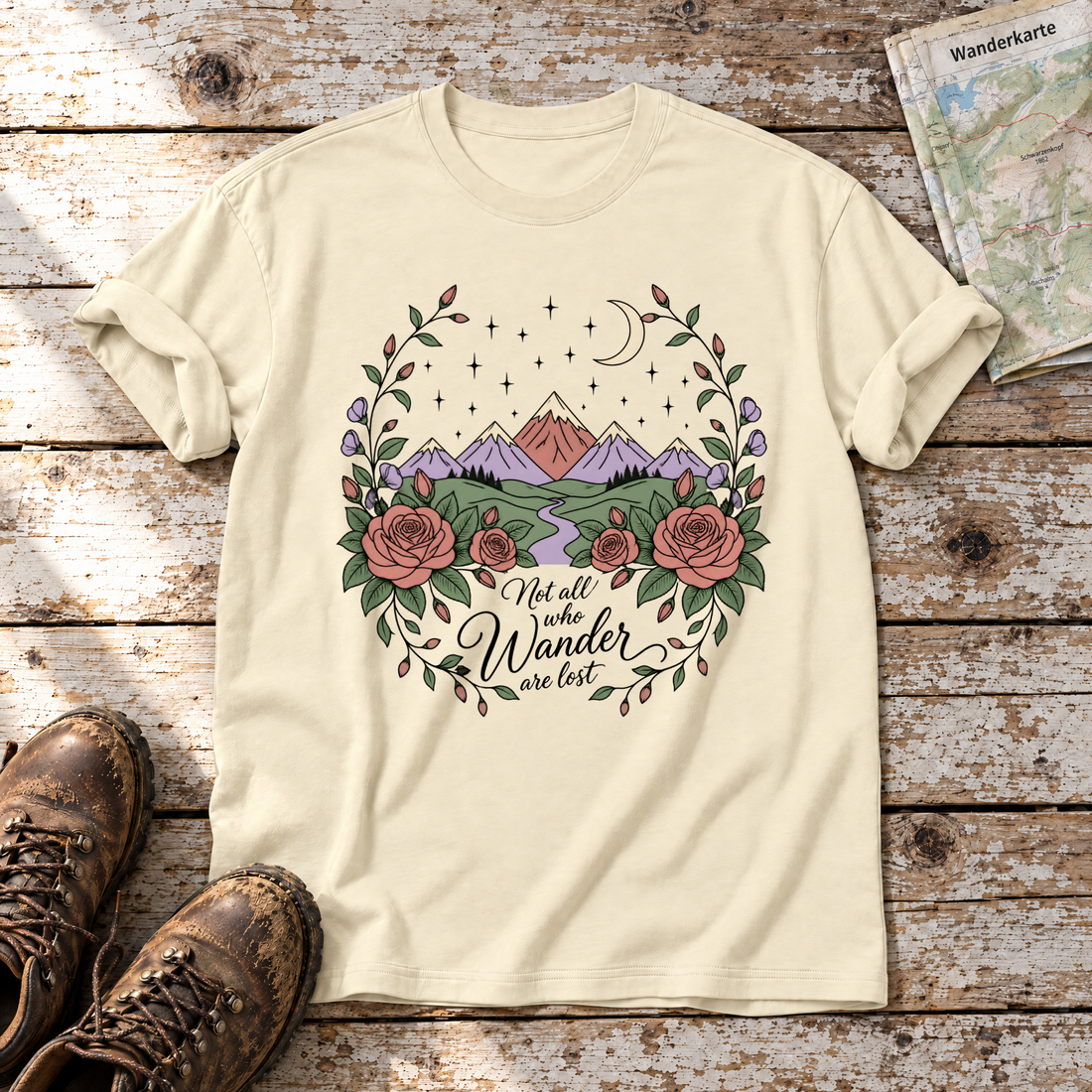 Not all who Wander are lost – T-Shirt Unisex in Natur, flach liegend auf alten Holzbrettern mit Wanderschuhen und Wanderkarte.