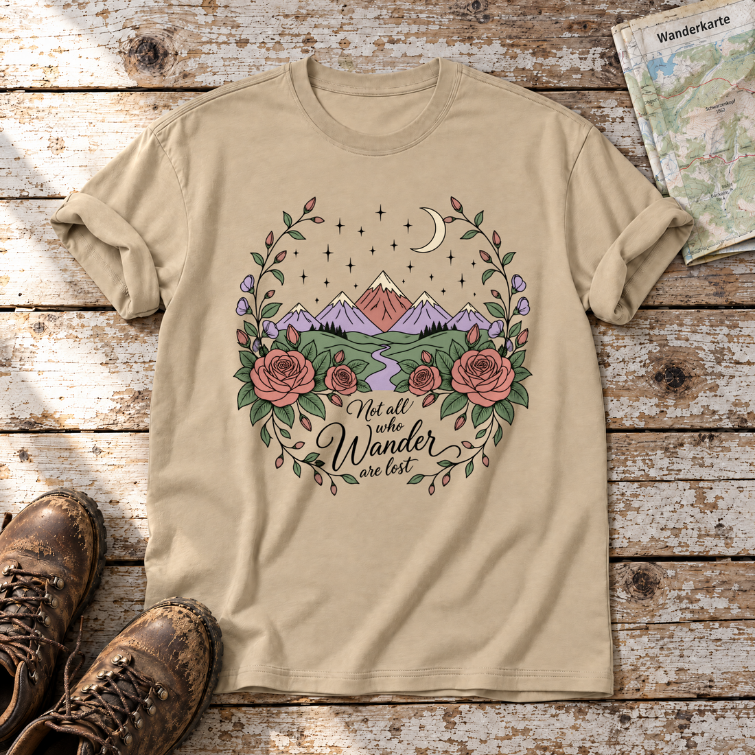 Not all who Wander are lost – T-Shirt Unisex in Sand, flach liegend auf alten Holzbrettern mit Wanderschuhen und Wanderkarte.