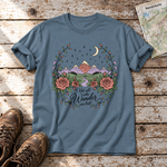 Not all who Wander are lost – T-Shirt Unisex in Steinblau, flach liegend auf alten Holzbrettern mit Wanderschuhen und Wanderkarte.