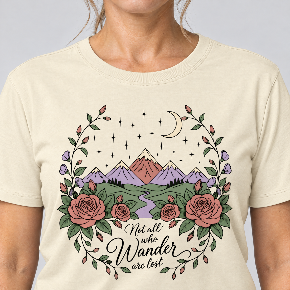 Nahaufnahme des Drucks: Not all who Wander are lost – T-Shirt Unisex in Natur, von einer Frau getragen