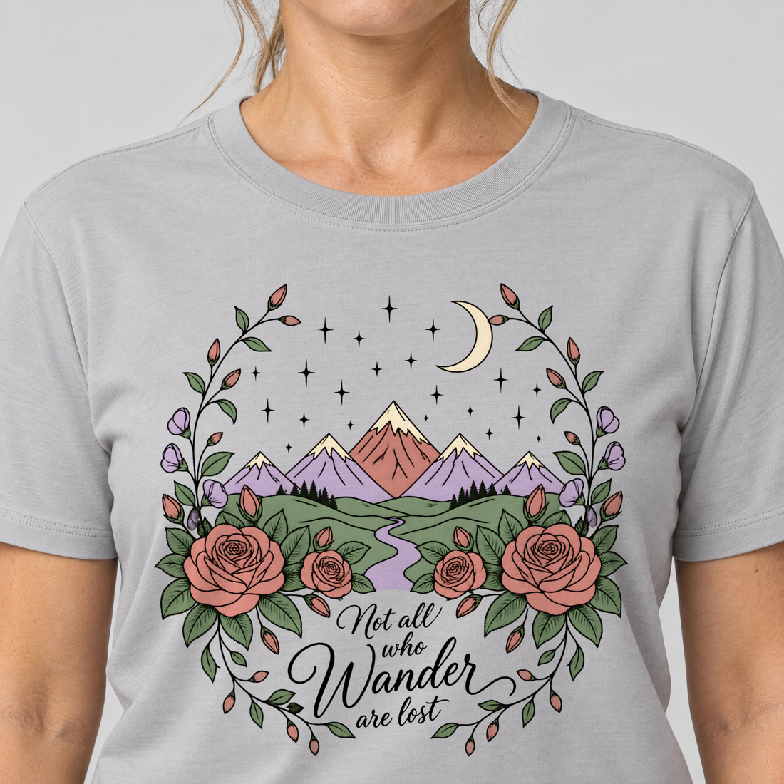 Nahaufnahme des Drucks: Not all who Wander are lost – T-Shirt Unisex in Hellgrau, von einer Frau getragen