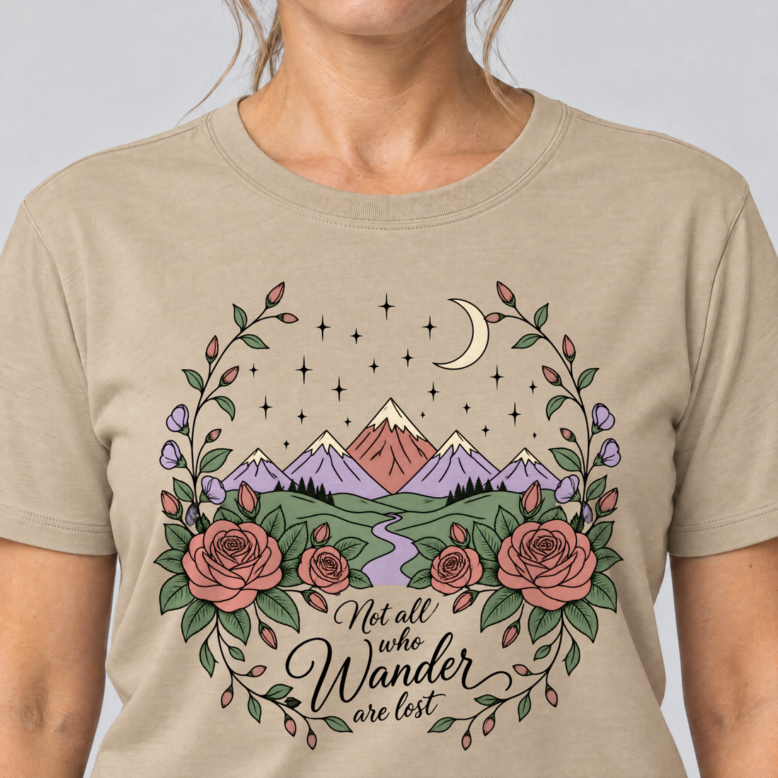 Nahaufnahme des Drucks: Not all who Wander are lost – T-Shirt Unisex in Sand, von einer Frau getragen