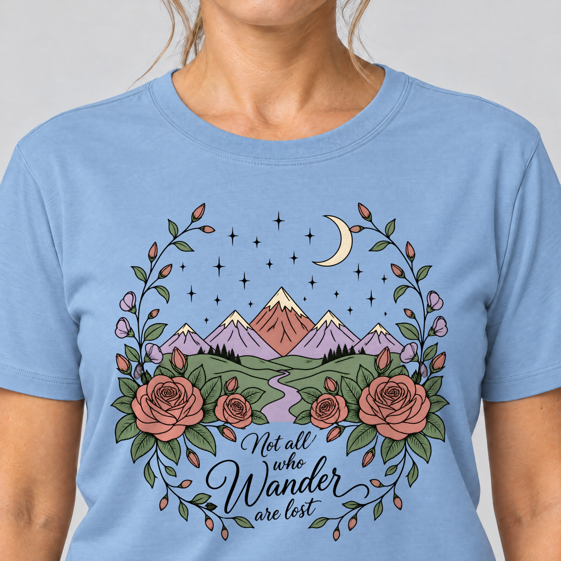 Nahaufnahme des Drucks: Not all who Wander are lost – T-Shirt Unisex in Himmelblau, von einer Frau getragen