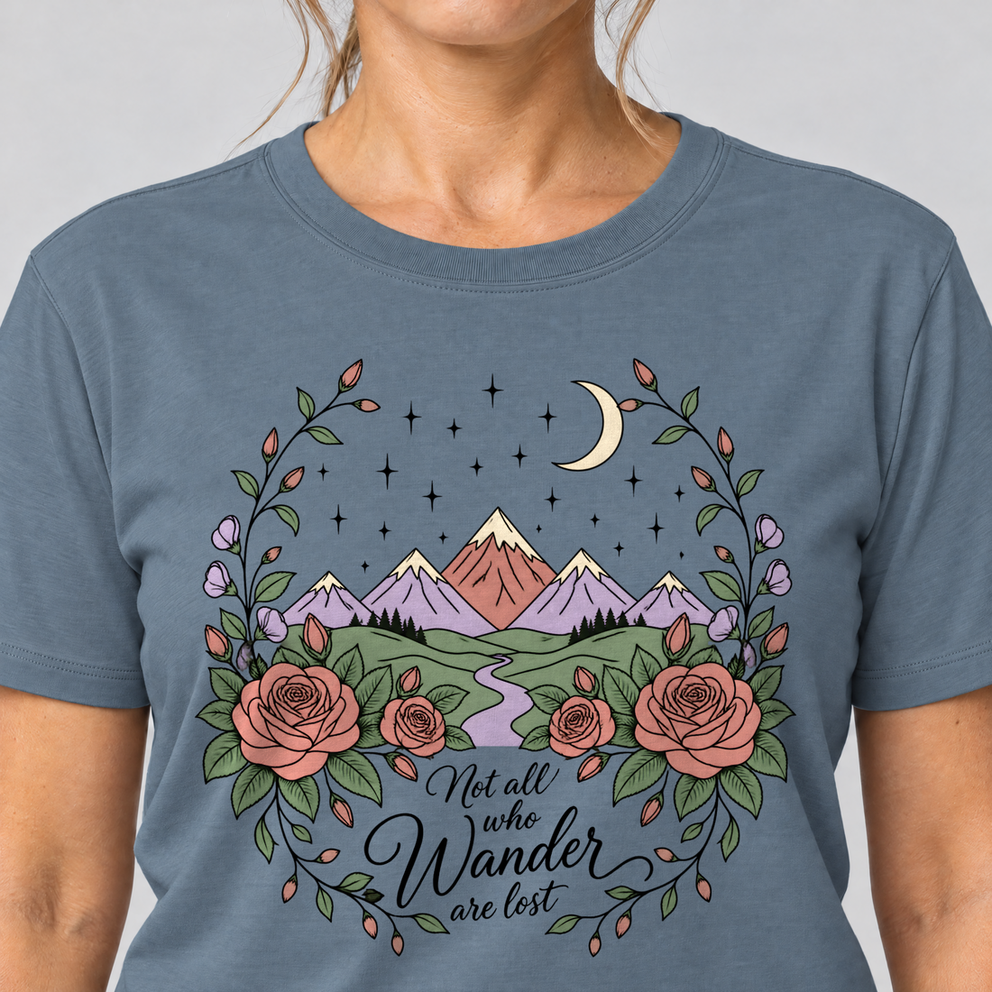 Nahaufnahme des Drucks: Not all who Wander are lost – T-Shirt Unisex in Steinblau, von einer Frau getragen