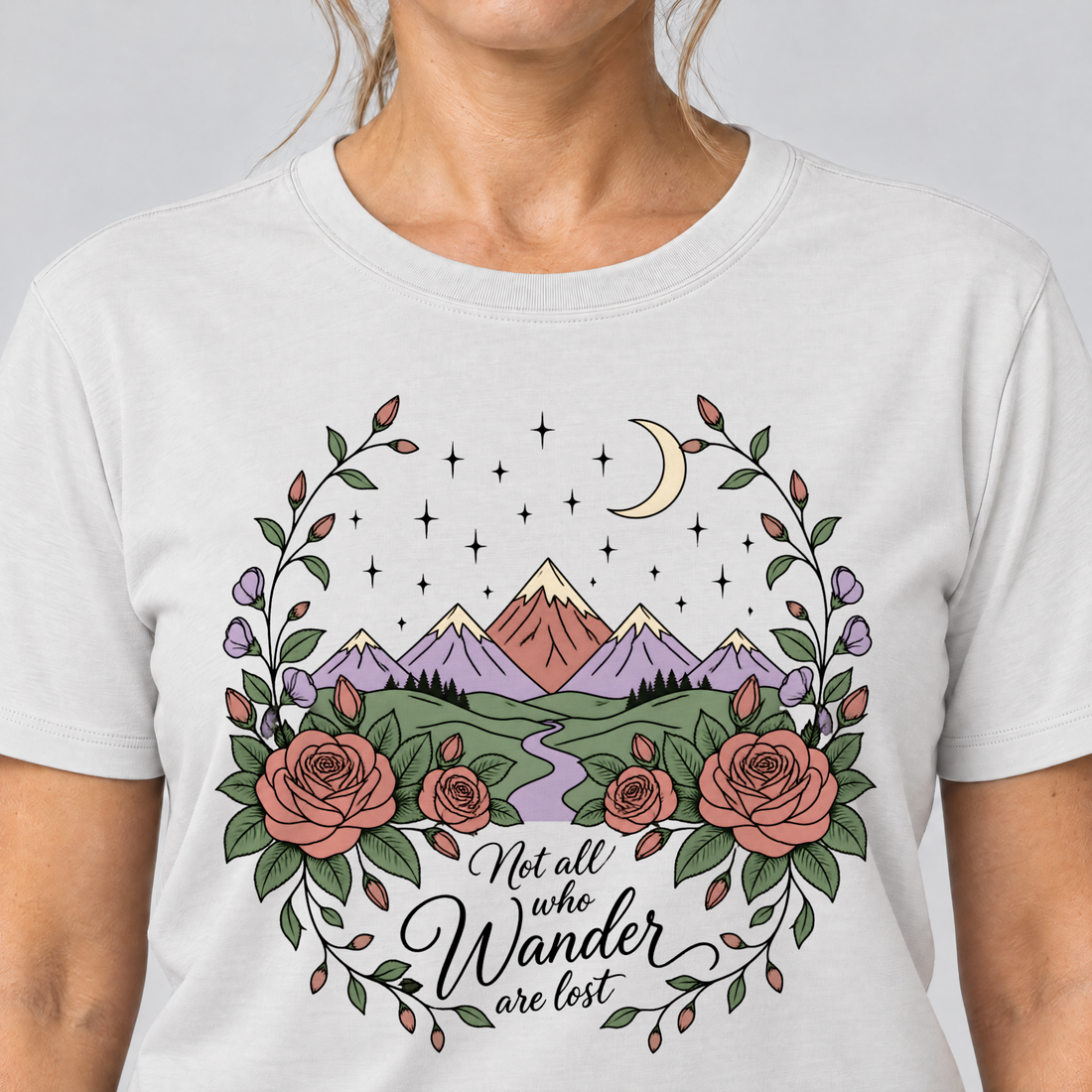 Nahaufnahme des Drucks: Not all who Wander are lost – T-Shirt Unisex in Weiß, von einer Frau getragen
