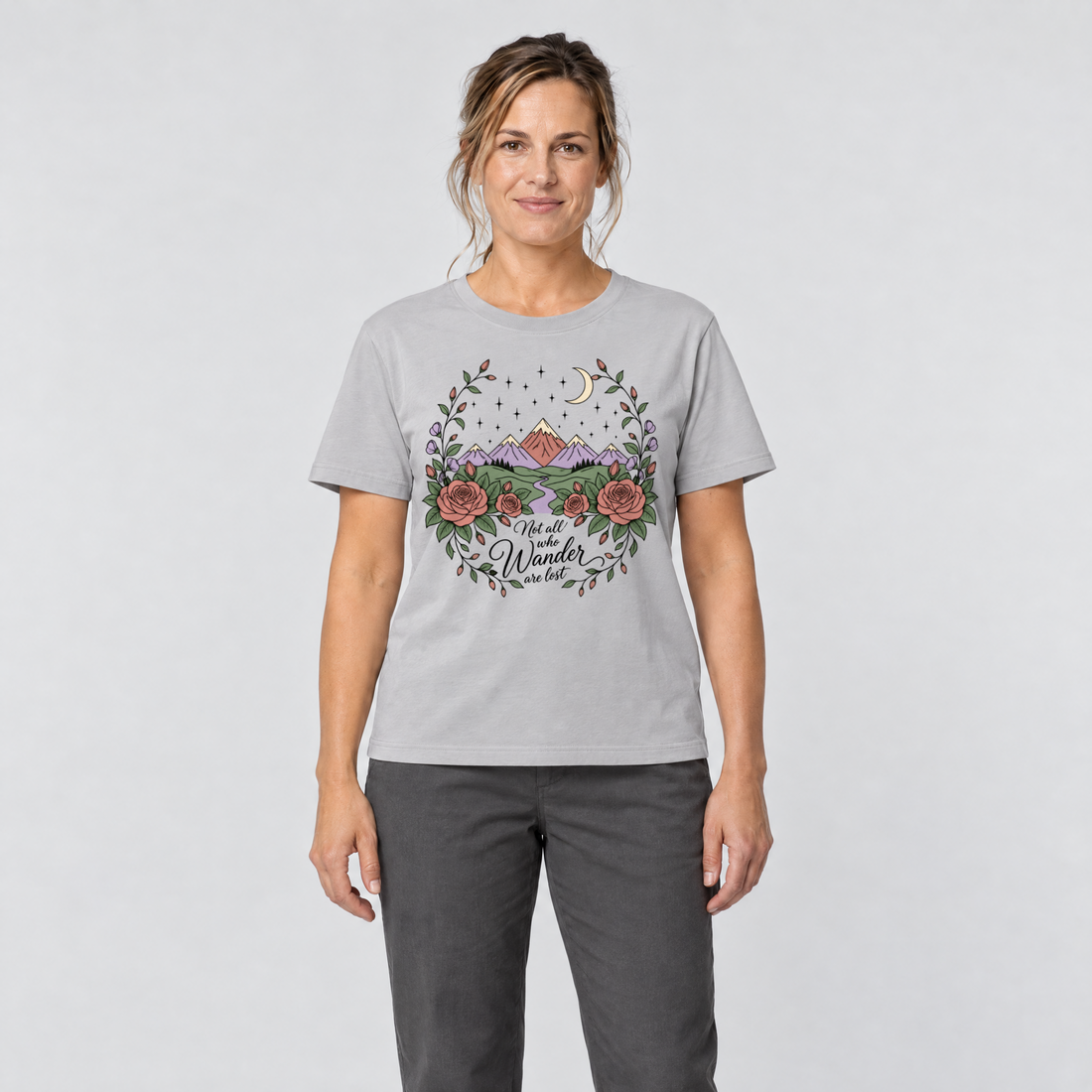 Frau trägt Not all who Wander are lost – T-Shirt Unisex in Hellgrau, Ansicht von vorn