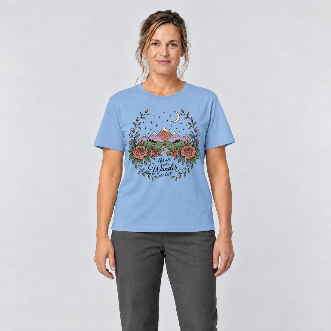 Frau trägt Not all who Wander are lost – T-Shirt Unisex in Himmelblau, Ansicht von vorn