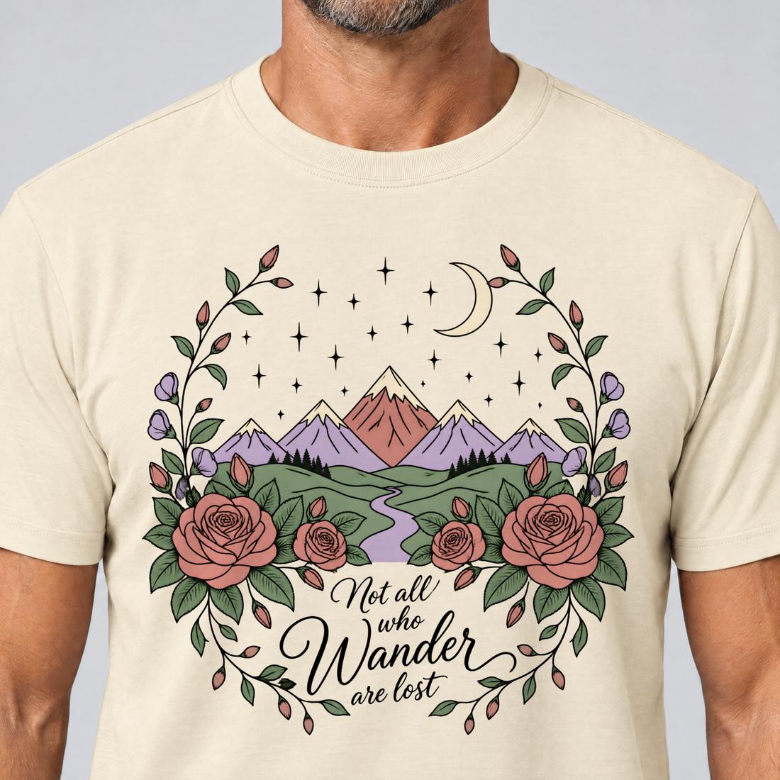 Nahaufnahme des Drucks: Not all who Wander are lost – T-Shirt Unisex in Natur, von einem Mann getragen