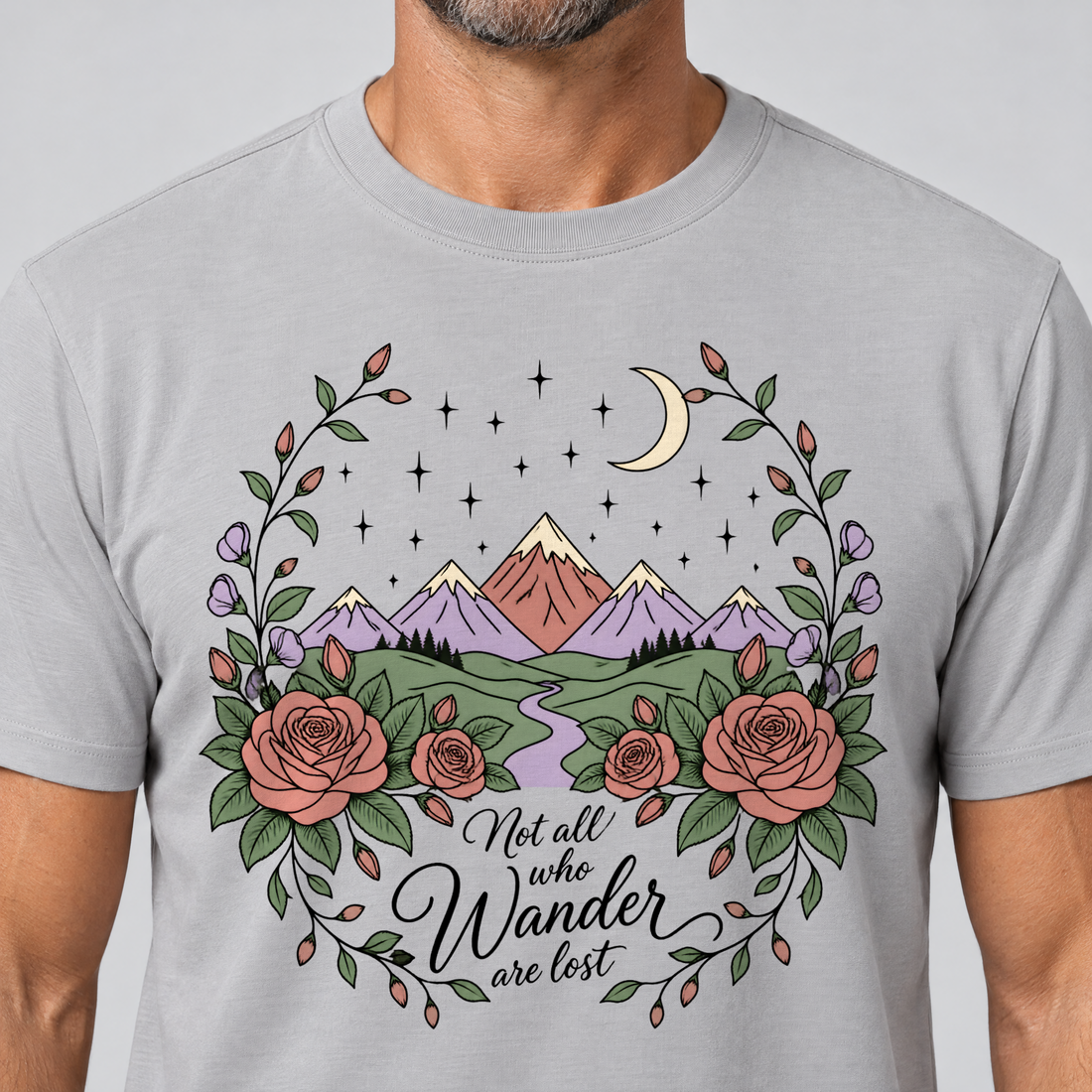 Nahaufnahme des Drucks: Not all who Wander are lost – T-Shirt Unisex in Hellgrau, von einem Mann getragen