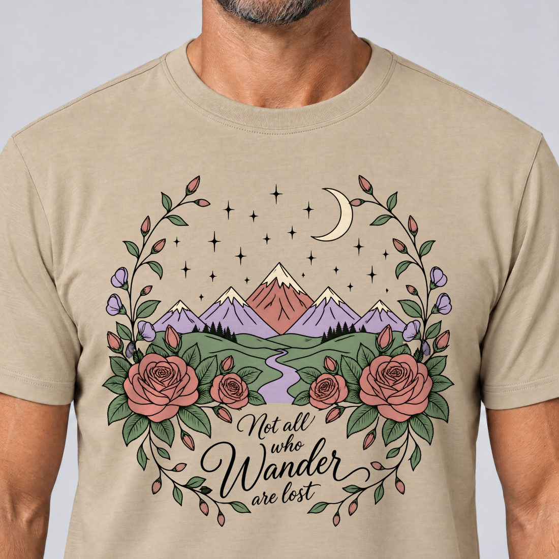 Nahaufnahme des Drucks: Not all who Wander are lost – T-Shirt Unisex in Sand, von einem Mann getragen