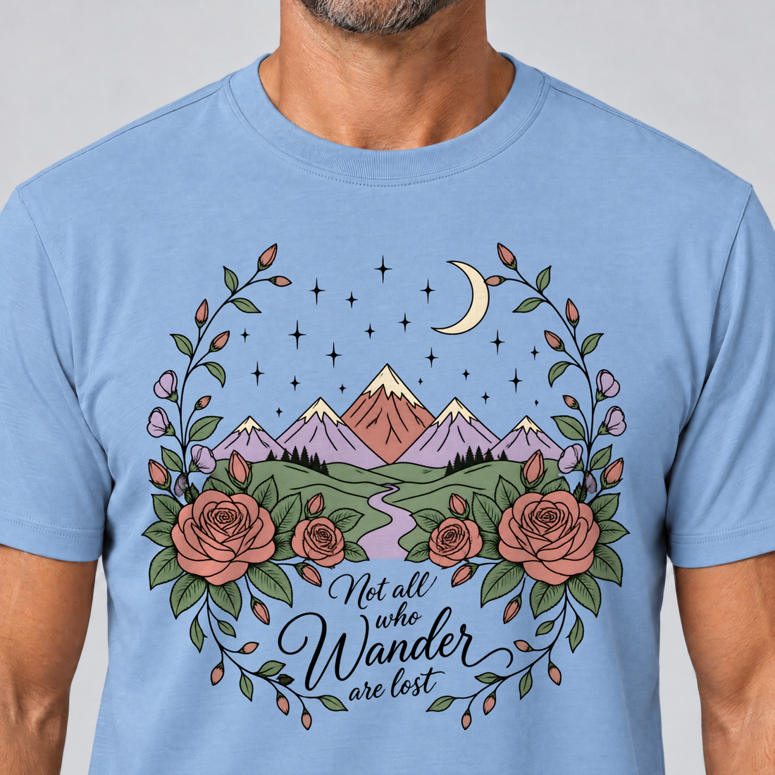 Nahaufnahme des Drucks: Not all who Wander are lost – T-Shirt Unisex in Himmelblau, von einem Mann getragen
