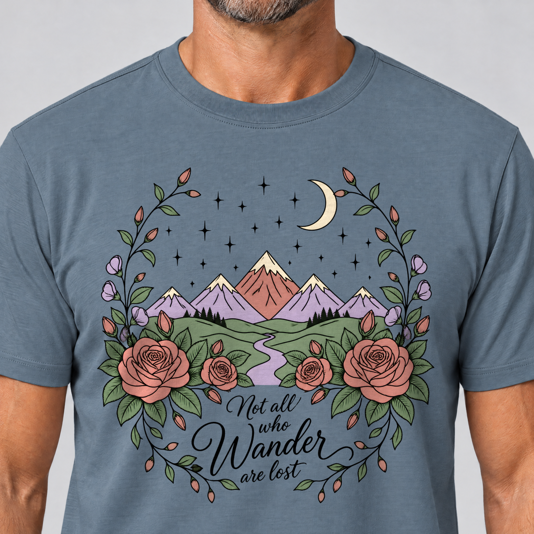 Nahaufnahme des Drucks: Not all who Wander are lost – T-Shirt Unisex in Steinblau, von einem Mann getragen
