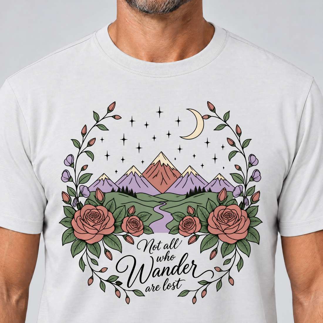 Nahaufnahme des Drucks: Not all who Wander are lost – T-Shirt Unisex in Weiß, von einem Mann getragen