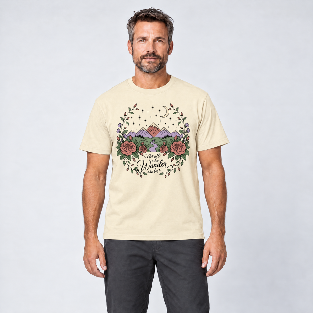 Mann trägt Not all who Wander are lost – T-Shirt Unisex in Natur, Ansicht von vorn