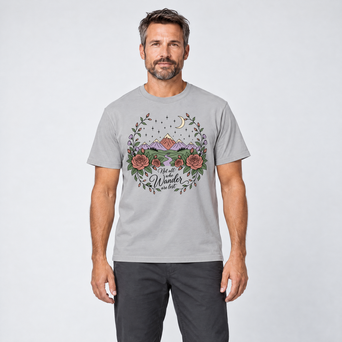 Mann trägt Not all who Wander are lost – T-Shirt Unisex in Hellgrau, Ansicht von vorn