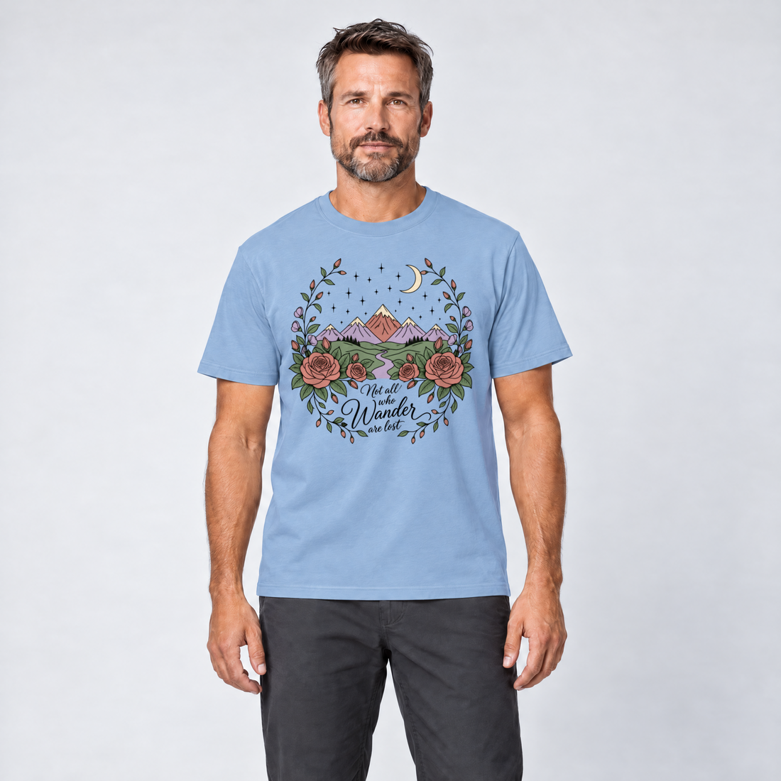 Mann trägt Not all who Wander are lost – T-Shirt Unisex in Himmelblau, Ansicht von vorn