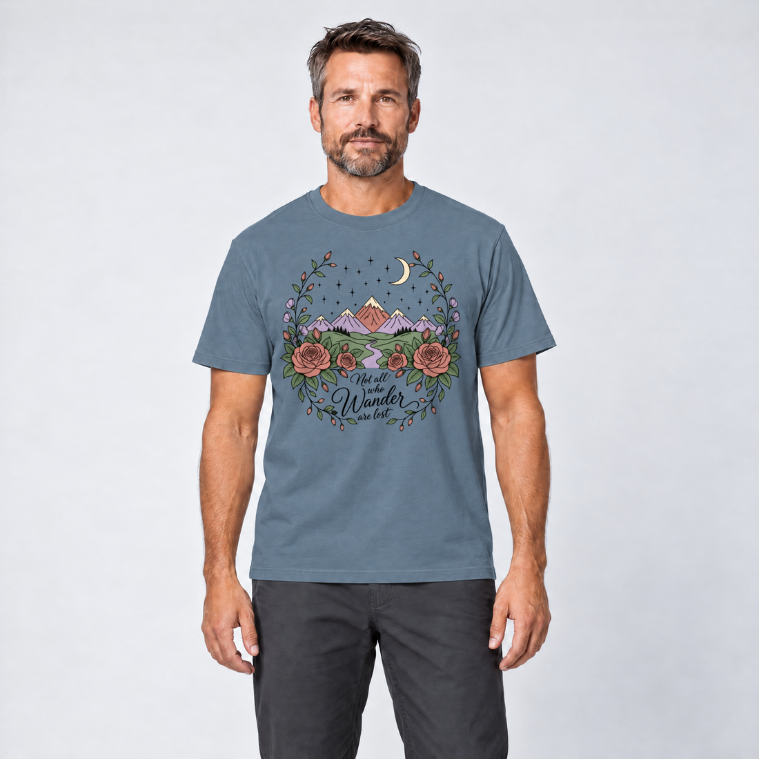 Mann trägt Not all who Wander are lost – T-Shirt Unisex in Steinblau, Ansicht von vorn