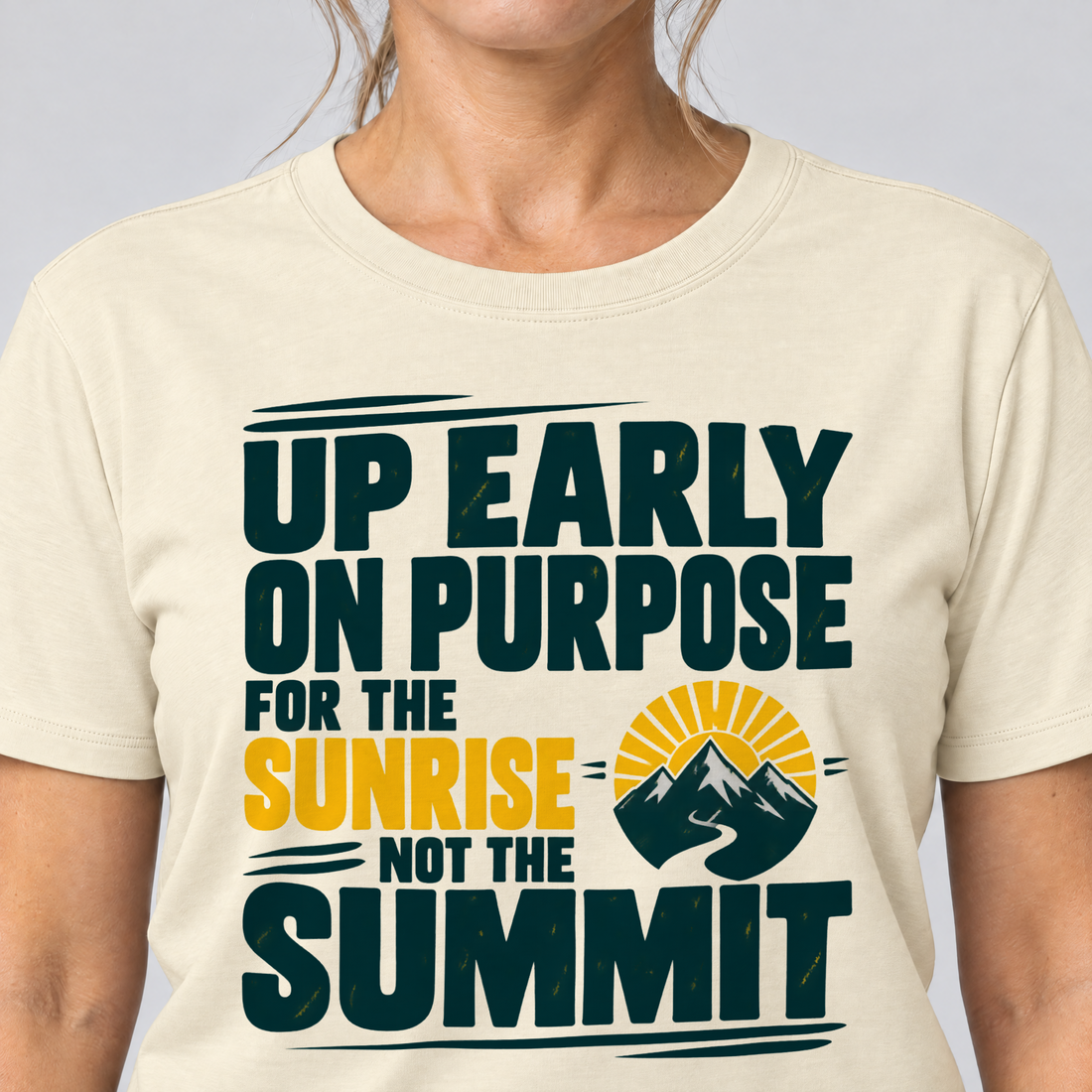 Nahaufnahme des Drucks: For the Sunrise, Not the Summit – T-Shirt Unisex in Natur, von einer Frau getragen