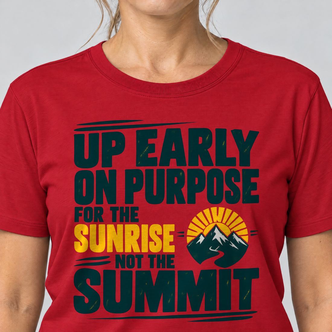 Nahaufnahme des Drucks: For the Sunrise, Not the Summit – T-Shirt Unisex in Rot, von einer Frau getragen