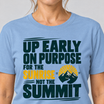 Nahaufnahme des Drucks: For the Sunrise, Not the Summit – T-Shirt Unisex in Himmelblau, von einer Frau getragen