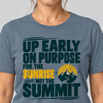 Nahaufnahme des Drucks: For the Sunrise, Not the Summit – T-Shirt Unisex in Steinblau, von einer Frau getragen