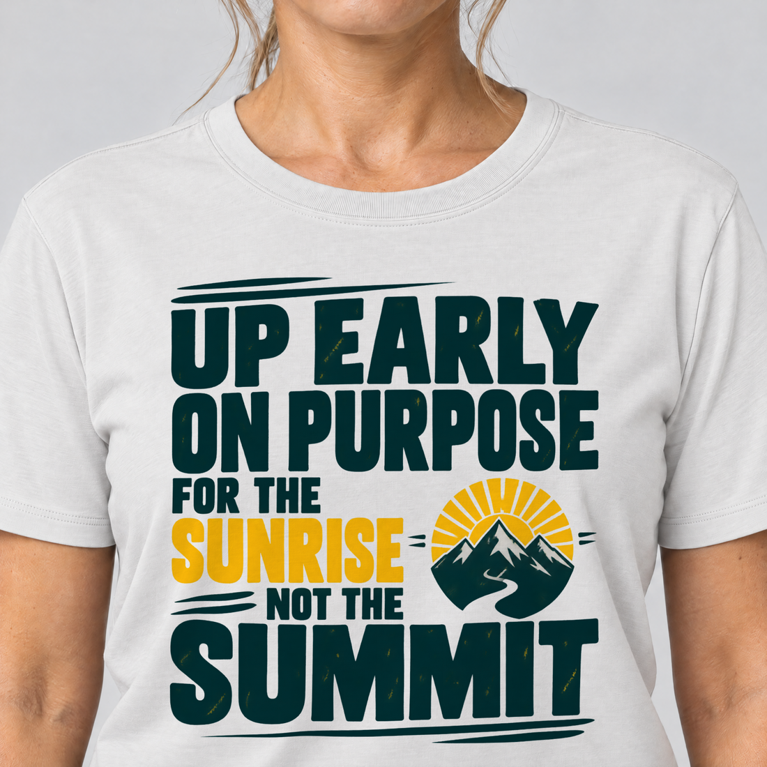 Nahaufnahme des Drucks: For the Sunrise, Not the Summit – T-Shirt Unisex in Weiß, von einer Frau getragen