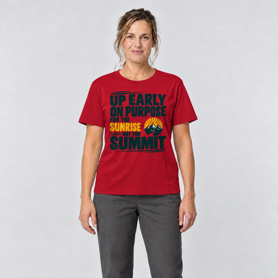 Frau trägt For the Sunrise, Not the Summit – T-Shirt Unisex in Rot, Ansicht von vorn