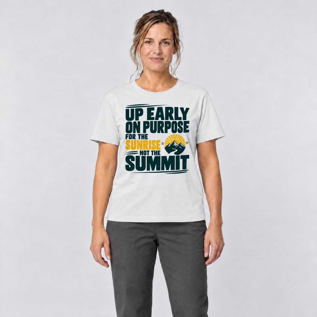 Frau trägt For the Sunrise, Not the Summit – T-Shirt Unisex in Weiß, Ansicht von vorn
