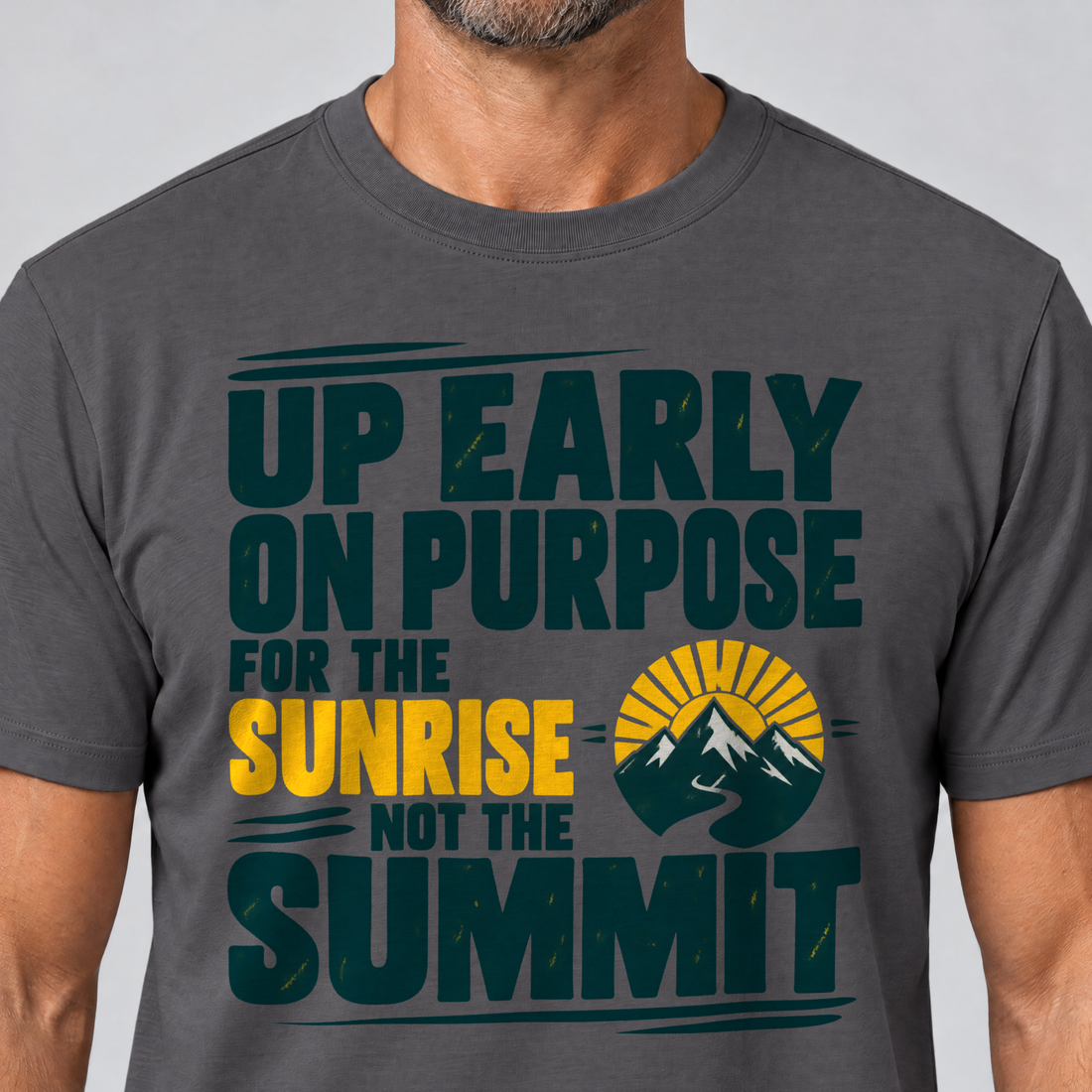 Nahaufnahme des Drucks: For the Sunrise, Not the Summit – T-Shirt Unisex in Dunkelgrau, von einem Mann getragen