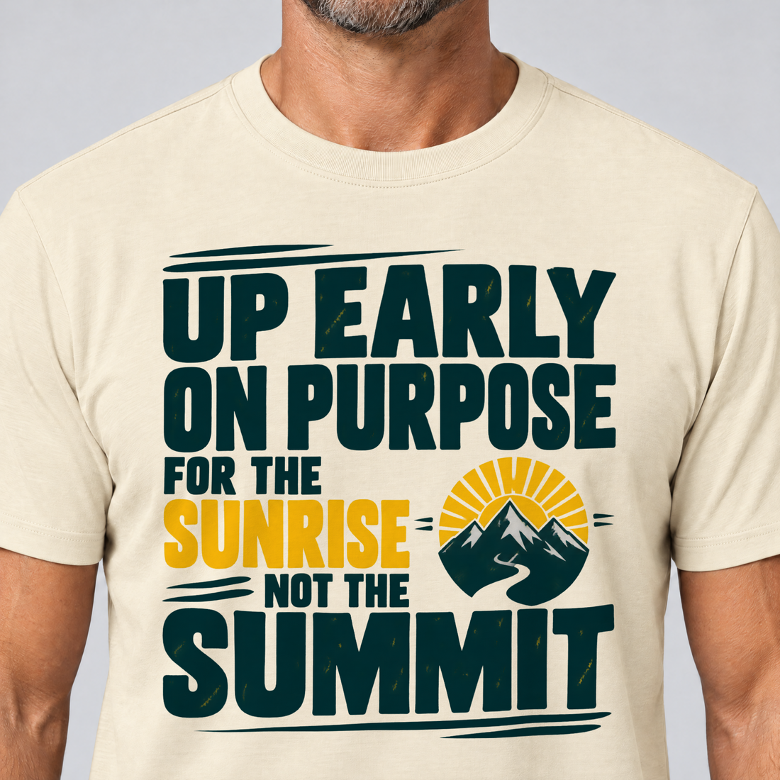 Nahaufnahme des Drucks: For the Sunrise, Not the Summit – T-Shirt Unisex in Natur, von einem Mann getragen