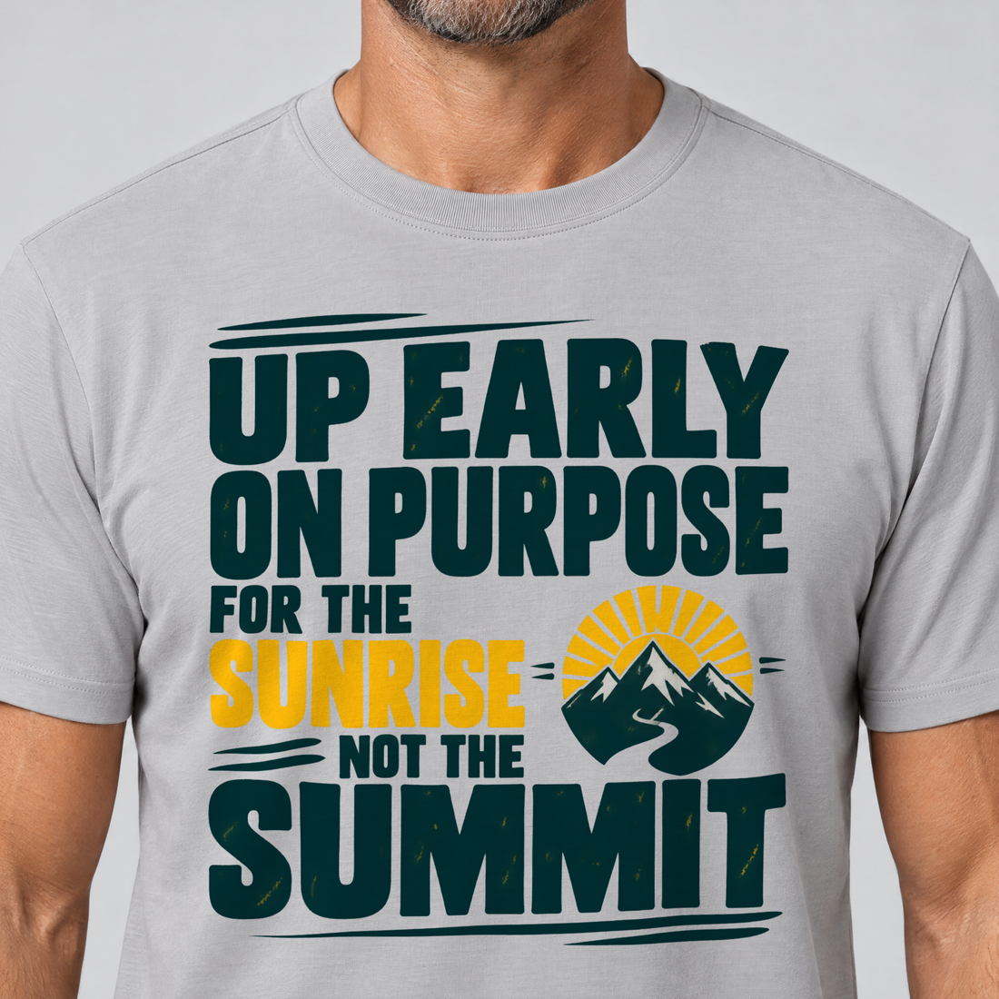 Nahaufnahme des Drucks: For the Sunrise, Not the Summit – T-Shirt Unisex in Hellgrau, von einem Mann getragen