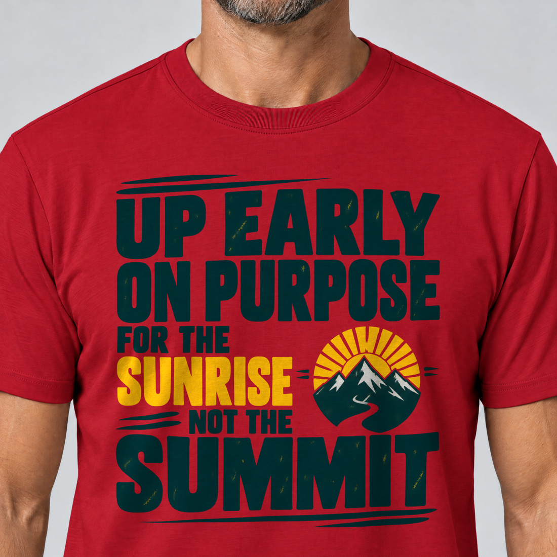 Nahaufnahme des Drucks: For the Sunrise, Not the Summit – T-Shirt Unisex in Rot, von einem Mann getragen