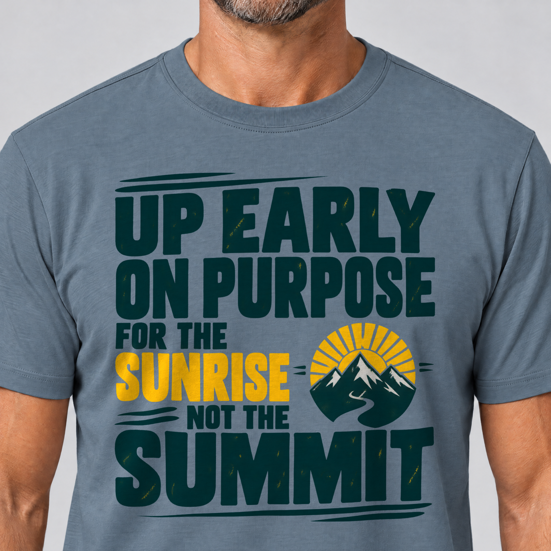 Nahaufnahme des Drucks: For the Sunrise, Not the Summit – T-Shirt Unisex in Steinblau, von einem Mann getragen